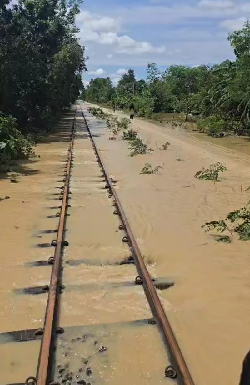 ফেনীতে পানিতে ডুবে যাওয়া রেললাইন